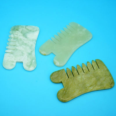 Naturel vert Xiuyan Jade Gua Sha Peigne de massage du cuir chevelu Peigne de massage de tête en pierre Guasha pour les soins de santé des cheveux Salon de beauté