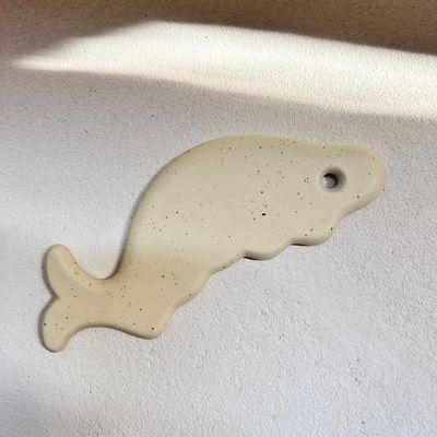 Masseuse en céramique en forme de poisson efficace Outil de grattage de gua sha pour masseur facial