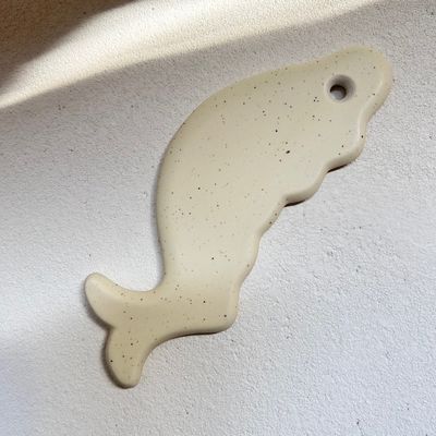 Masseuse en céramique en forme de poisson efficace Outil de grattage de gua sha pour masseur facial
