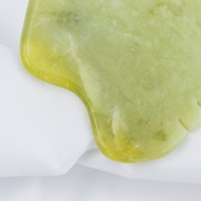 Dites au revoir à la tension musculaire et bonjour à la peau rayonnante avec Xiuyan Jade Gua Sha Scraping Board