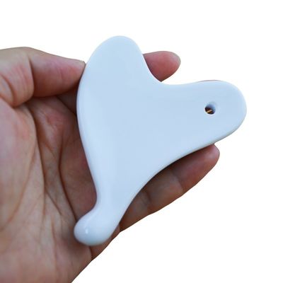L'outil de massage en céramique mini Gua Sha pour le lifting du visage et la réduction des rides est disponible.