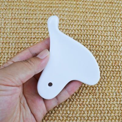 L'outil de massage en céramique mini Gua Sha pour le lifting du visage et la réduction des rides est disponible.