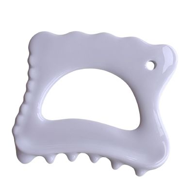 Levé de visage et massage corporel avec l'outil en céramique Gua Sha