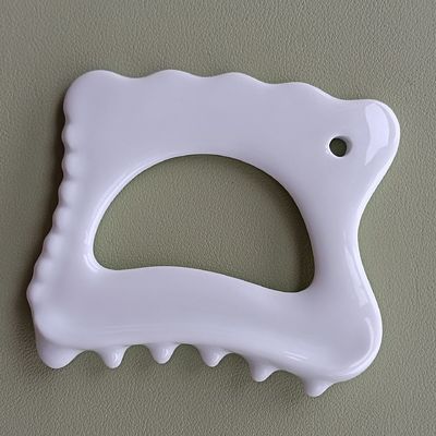 Levé de visage et massage corporel avec l'outil en céramique Gua Sha