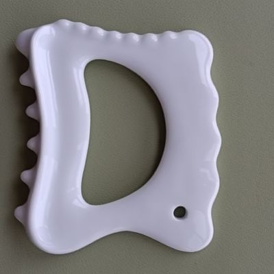 Levé de visage et massage corporel avec l'outil en céramique Gua Sha