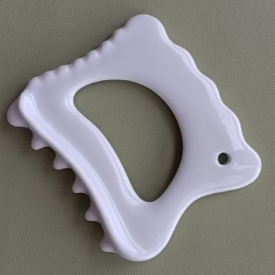 Levé de visage et massage corporel avec l'outil en céramique Gua Sha