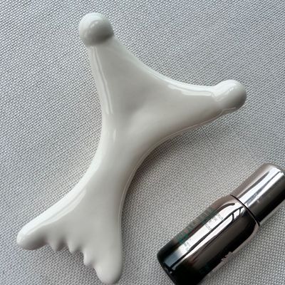 Logo personnalisé Disponibled Massageur de muscles du corps Outil de massage en céramique Gua Sha pour le soin de la peau