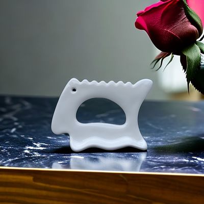 Plaque de grattage d'outil facial en céramique Gua Sha pour le design populaire Massageur à corps en argile blanche