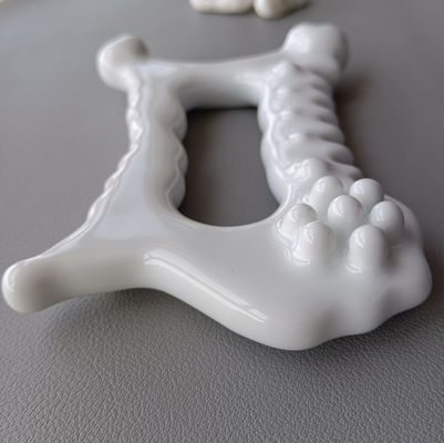 Outil de massage en céramique portable Gua Sha Massager facial populaire pour les soins de la peau anti-âge et le corps de spa