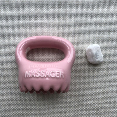 Équipement de massage corporel ménager en céramique Couleur rose Gua Sha Outil de massage du cuir chevelu avec poignée et spa Massageur de beauté relaxant
