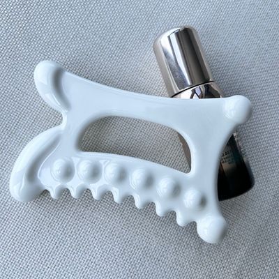 Découvrez les bienfaits du drainage lymphatique avec notre outil de massage en céramique Gua Sha