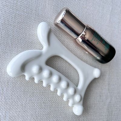 Découvrez les bienfaits du drainage lymphatique avec notre outil de massage en céramique Gua Sha