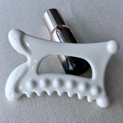 Découvrez les bienfaits du drainage lymphatique avec notre outil de massage en céramique Gua Sha
