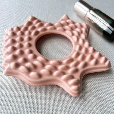 Massageur facial Spa en forme d' étoile rose grande taille tablette de massage en céramique Gua Sha avec logo personnalisé disponible