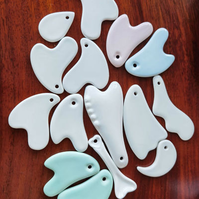 Logo personnalisé Disponibled forme de nuage céramique Gua Sha Stone pour le lifting du visage équipement de beauté