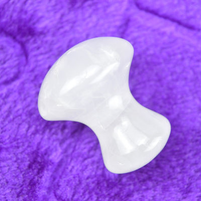 Quartz clair Gua Sha pour l'amincissement du visage et le décapage Massage de tout le corps Couverture 41 * 35 mm Forme de pierre de champignon naturel