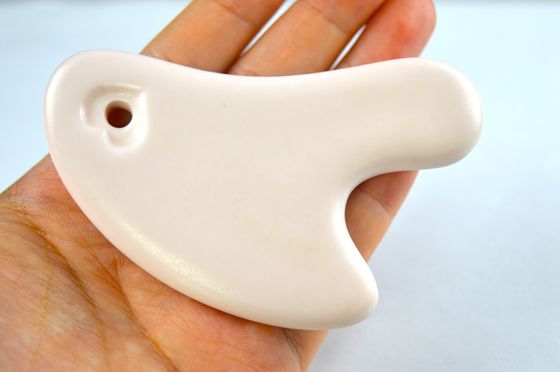 La planche à gratter en céramique en forme de cœur est l'outil idéal pour le massage corporel et le rajeunissement du visage.