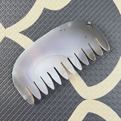 Le peigne naturel d'agate gris de jade Guasha L'outil ultime de massage de la tête et du méridien pour le massage du visage / du corps
