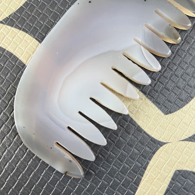 Le peigne naturel d'agate gris de jade Guasha L'outil ultime de massage de la tête et du méridien pour le massage du visage / du corps