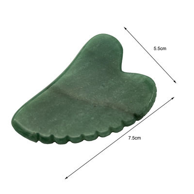Le rasage du visage et le lifting de la peau avec du gua sha vert aventurine et un design en forme de cœur