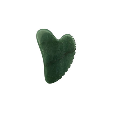 Le rasage du visage et le lifting de la peau avec du gua sha vert aventurine et un design en forme de cœur