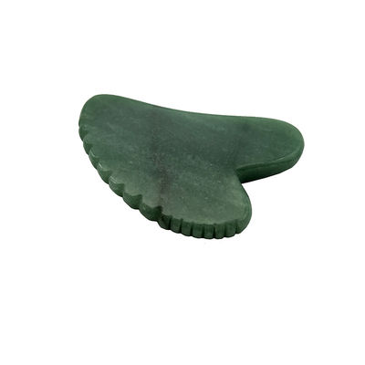 Le rasage du visage et le lifting de la peau avec du gua sha vert aventurine et un design en forme de cœur