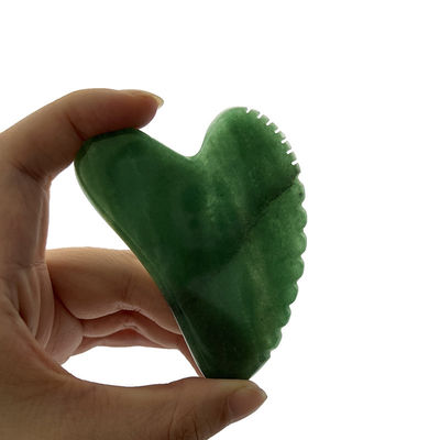 Le rasage du visage et le lifting de la peau avec du gua sha vert aventurine et un design en forme de cœur