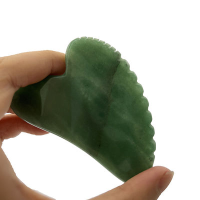Le rasage du visage et le lifting de la peau avec du gua sha vert aventurine et un design en forme de cœur