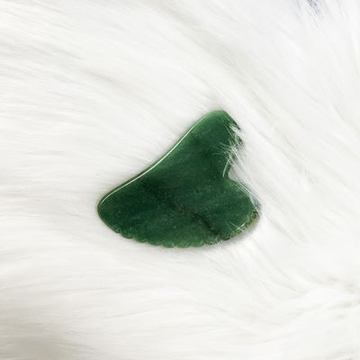 Le rasage du visage et le lifting de la peau avec du gua sha vert aventurine et un design en forme de cœur