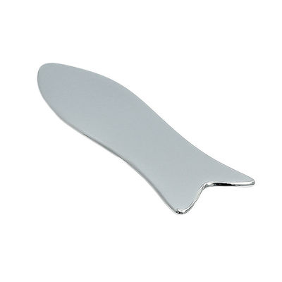 Fonction de la cosmétologie Grattoir en acier inoxydable en forme de poisson Massage facial Outil Gua Sha pour le lifting du visage et la peau anti-âge