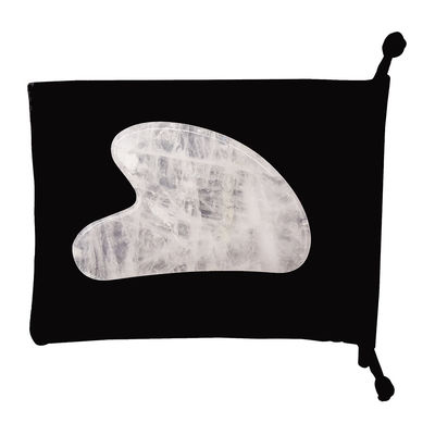 Massage facial en forme de cœur, pierre Gua Sha cristalline blanche pour l'acupuncture au centre de médecine traditionnelle chinoise.