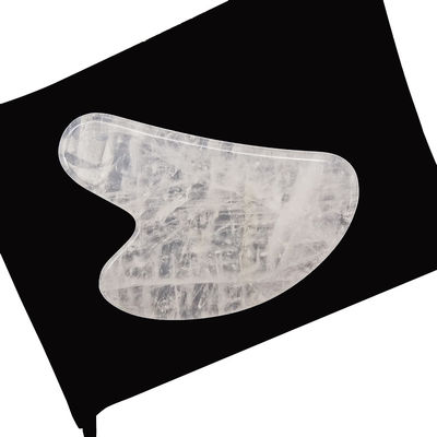 Massage facial en forme de cœur, pierre Gua Sha cristalline blanche pour l'acupuncture au centre de médecine traditionnelle chinoise.