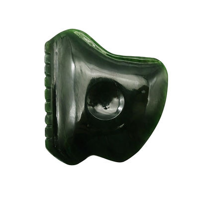 Relaxation complète du corps avec l'outil de massage de néphrite poli de jade Gua Sha