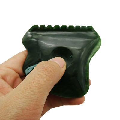 Relaxation complète du corps avec l'outil de massage de néphrite poli de jade Gua Sha
