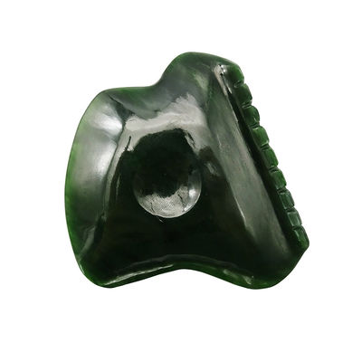 Relaxation complète du corps avec l'outil de massage de néphrite poli de jade Gua Sha