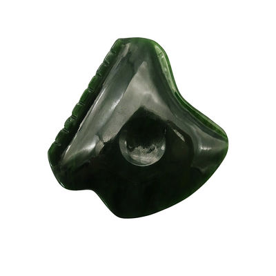 Relaxation complète du corps avec l'outil de massage de néphrite poli de jade Gua Sha