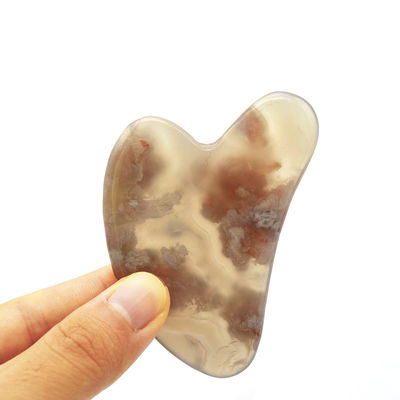Massageur naturel en forme de cœur fleur de cerisier Agate Gua Sha Board Care Outil de massage Guasha avec logo personnalisé