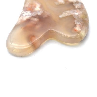 Massageur naturel en forme de cœur fleur de cerisier Agate Gua Sha Board Care Outil de massage Guasha avec logo personnalisé