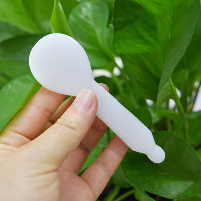 Un bâton de massage Gua Sha en jade blanc pour le massage facial et le point d'acupuncture