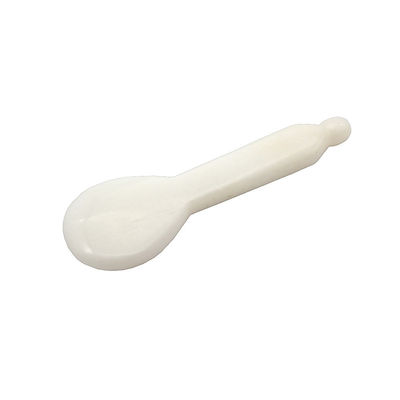 Un bâton de massage Gua Sha en jade blanc pour le massage facial et le point d'acupuncture