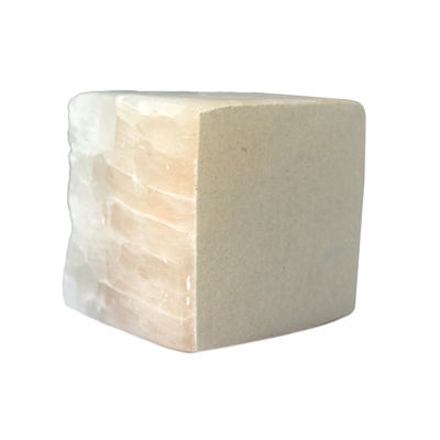 Caractéristique régionale Diffuseur d'arôme d'huile essentielle en forme de cube rose avec pierre glaciaire de jade cristallin irrégulier