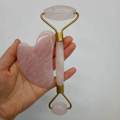 Un ensemble de rouleaux de pierre de jade pour le massage de la peau du visage outil Gua Sha relaxant anti-âge lutte contre les rides quartz rose