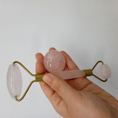 Un ensemble de rouleaux de pierre de jade pour le massage de la peau du visage outil Gua Sha relaxant anti-âge lutte contre les rides quartz rose