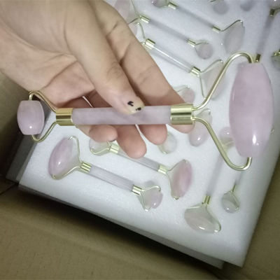 Un ensemble de rouleaux de pierre de jade pour le massage de la peau du visage outil Gua Sha relaxant anti-âge lutte contre les rides quartz rose