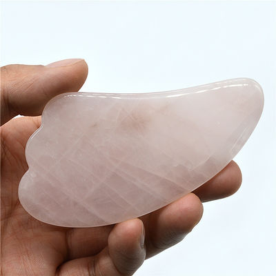 Outil de massage Gua Sha au quartz rose noir poli pour le traitement naturel du visage