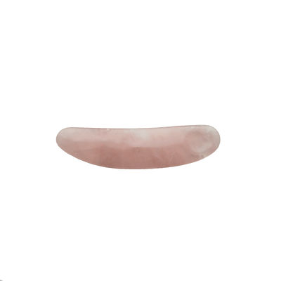 Réduisez le gonflement avec une spatule cosmétique incurvée et une crème pour les yeux mini rose quartz appliquée sur le visage