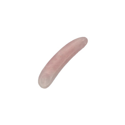 Réduisez le gonflement avec une spatule cosmétique incurvée et une crème pour les yeux mini rose quartz appliquée sur le visage