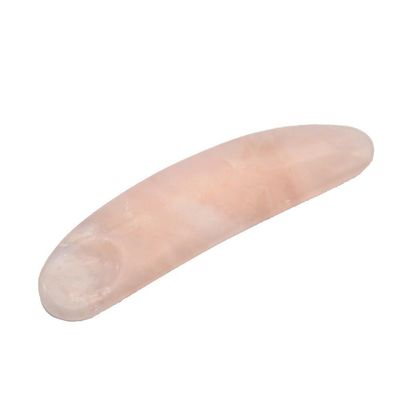 Réduisez le gonflement avec une spatule cosmétique incurvée et une crème pour les yeux mini rose quartz appliquée sur le visage