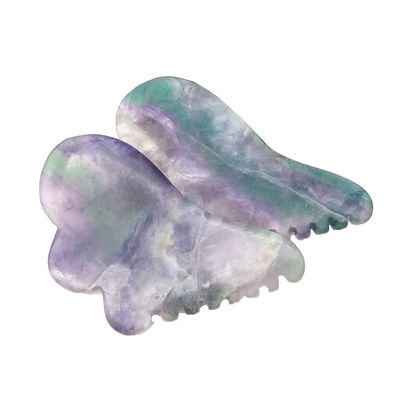 Fluorite arc-en-ciel naturel avec des outils de massage de grattage de gua sha colorés 95 * 55 mm