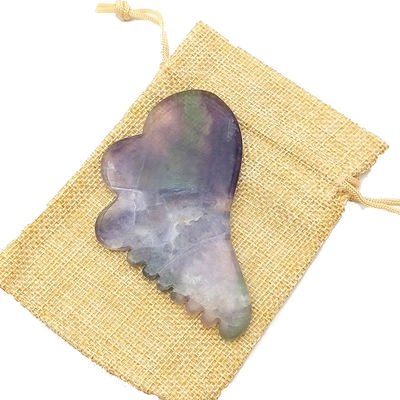 Fluorite arc-en-ciel naturel avec des outils de massage de grattage de gua sha colorés 95 * 55 mm